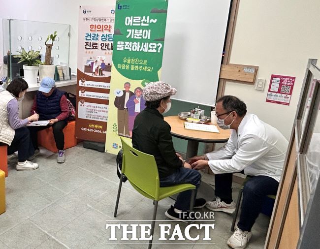 지난 4월 11일 노인들이 부천역사 건강상담센터에서 건강상담을 받는 모습./ 사진=부천시