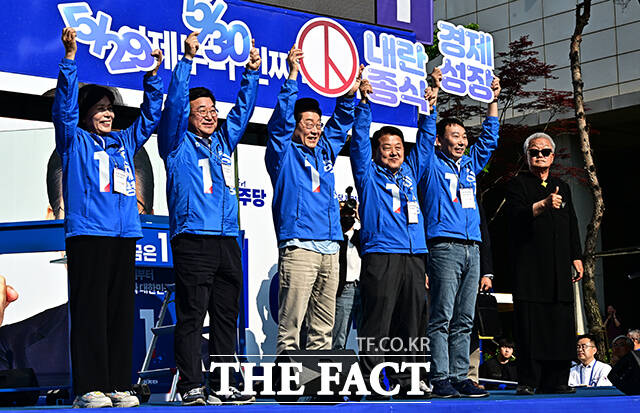사전투표 독려 퍼포먼스 펼치는 이재명 후보.