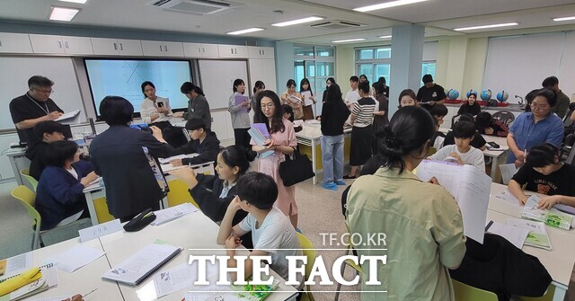 홍동중학교에서 열린 혁신미래학교 공감 주간 행사에 참가한 도내 교직원들이 각 활동을 참관하고 있다. /충남교육청