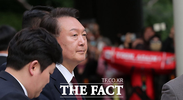 내란 우두머리 혐의로 기소된 윤석열 전 대통령이 12일 서울 서초구 중앙지법에서 열린 세 번재 공판을 마친 뒤 차량으로 이동하고 있다. 2025.05.12 사진공동취재단