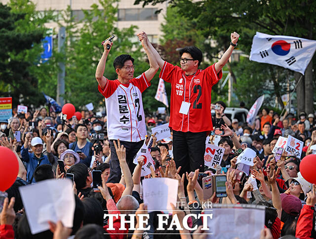 한동훈 전 국민의힘 대표(오른쪽)가 26일 오후 서울 도봉구 방학사거리에서 열린 김문수 국민의힘 대선 후보의 노원·도봉·강북 집중유세 현장을 찾아 김 후보와 함께 지지를 호소하고 있다. /남윤호 기자