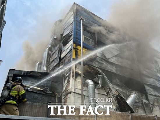 26일 오전 10시 43분쯤 경기 양주시 백석읍 소재 한 식품가공 공장에서 화재가 발생, 소방인력이 화재를 진압하고 있다./경기북부소방재난본부