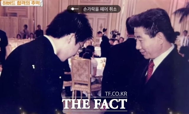 이준석 개혁신당 대선 후보가 지난 2003년 당시 노무현 대통령에게 장학증서를 받는 현장 사진. /개혁신당