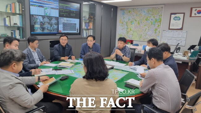 지난 23일 수원시 제1부시장 집무실에서 지방재정 안정화 TF팀 회의가 열리고 있다. /수원시