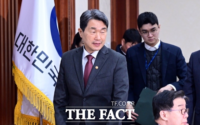 이주호 대통령 권한대행 부총리 겸 교육부 장관은 26일 제2차 공명선거 관계 장관회의를 열고 선거에 의혹이 없어야 국민 신뢰를 얻을 수 있고, 신뢰가 확보돼야만 사회 갈등 해소와 국민 통합으로 한 걸음 나아갈 수 있다고 강조했다./임영무 기자