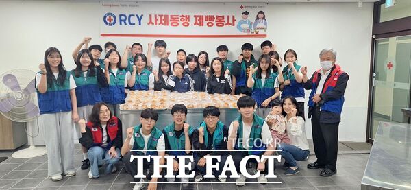 대한적십자사 대전·세종지사는 24일 지사 1층 ‘빵나눔터’에서 청소년적십자(RCY) 단원과 교사 27명이 함께하는 사제동행 제빵봉사 활동을 펼쳤다./대한적십자사 대전·세종지사