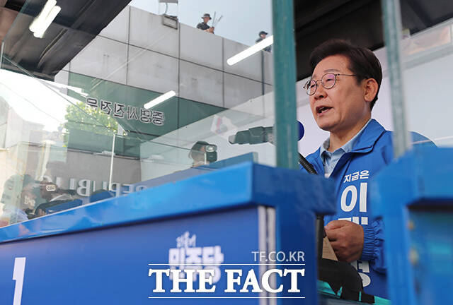 내달 3일 대선을 앞두고 이재명 더불어민주당 대선 후보가 커피 원가 120원 호텔경제학 거북섬 웨이브파크 발언으로 설화를 겪고 있다. /배정한 기자