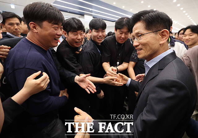 김문수 국민의힘 대선후보가 26일 경기도 평택시 삼성전자 평택캠퍼스에서 직원들과 인사를 나누고 있다. /평택=남윤호 기자