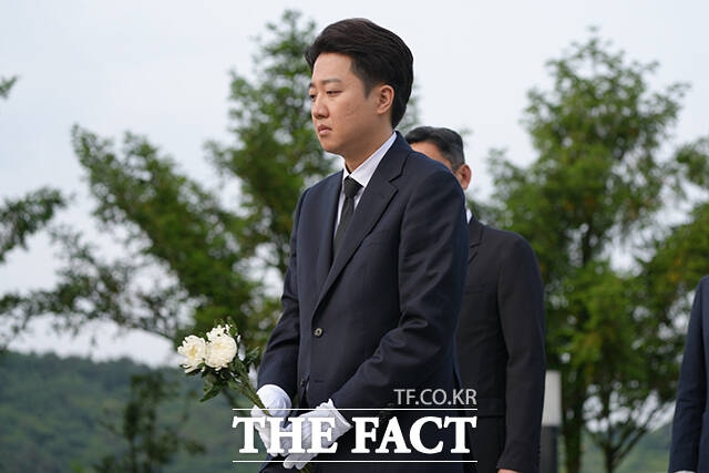 이준석 개혁신당 대선 후보가 노무현 장학금 논란을 두고 더불어민주당 지지층과 설전을 이어갔다. 이 후보가 23일 경남 김해시 진영읍 봉하마을을 방문해 고 노무현 전 대통령 묘역을 찾아 참배하고 있다. /개혁신당