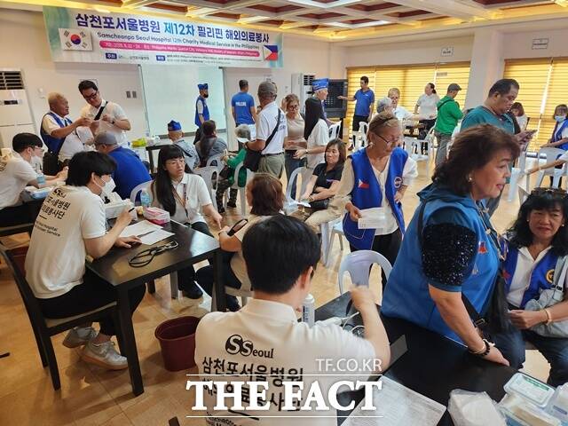 삼천포서울병원 필리핀 보훈청 재향군인회관에서 해외 의료봉사활동 모습. /삼천포서울병원