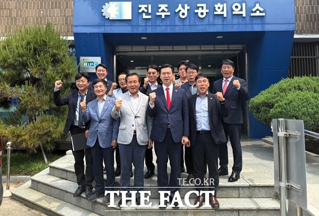 국민의힘 중앙선거대책위원회 공보단장을 맡은 강민국(앞줄 가운데) 국회의원(진주시을)이 허성두 진주상의 회장 등 임직원과 관계자들과 기념 촬영을 하고 있다./강민국의원실