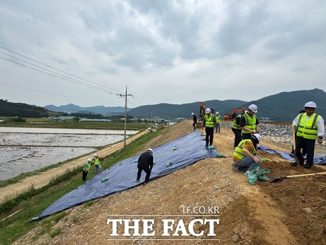 장흥군이 비동저수지에서 붕괴 대응 모의훈련을 실시하고 있다./장흥군