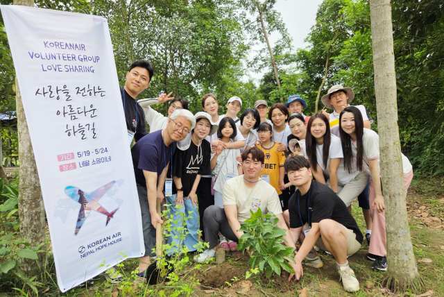 대한항공 사내봉사단 연합신우회는 지난 19~24일 네팔 치트완 지역 어린이 보육시설을 찾아 봉사활동을 펼쳤다. /대한항공