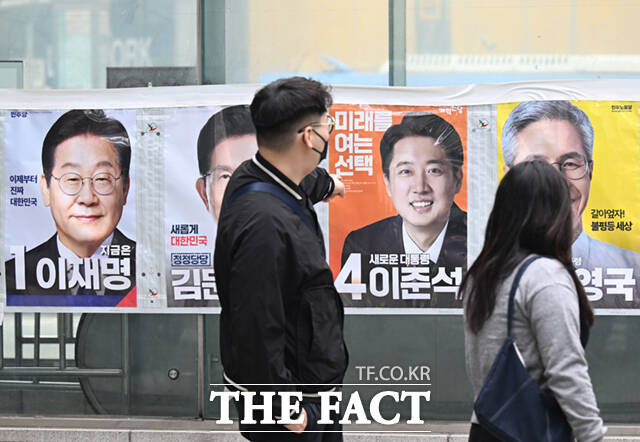 서울 서대문경찰서는 26일 홍제동 복합문화시설 건물 벽면에 붙어있던 이재명 더불어민주당 대선 후보의 선거 벽보가 훼손돼 입건 전 조사(내사)에 착수했다고 밝혔다. /이새롬 기자