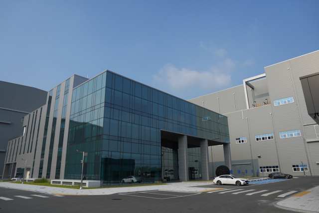 엘앤에프는 지역 특성을 극대화해 글로벌 경쟁력을 확보하는 성장 모델 뉴로컬리즘 전략을 추진한다고 26일 밝혔다. 엘앤에프 대구 구지 3공장. /엘앤에프