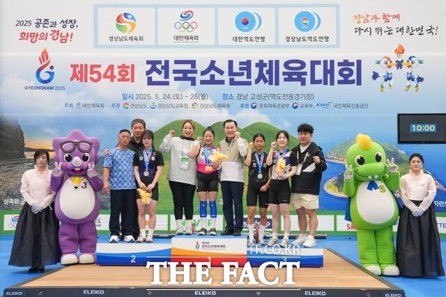 25일 김지철 교육감이 제54회 전국소년체육대회 경기장을 찾아 부별 한국신기록 및 3관왕을 차지한 신채민 장항중 선수와 함께 기념촬영을 하고 있다. /충남교육청