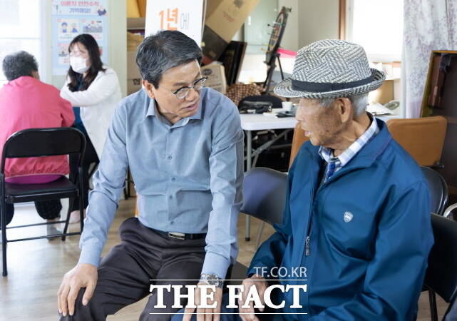 김돈곤 청양군수가 왕진버스를 이용하는 주민과 이야기르 나누고 있다. /청양군