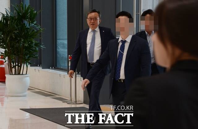 정상혁 신한은행장이 26일 한국은행 본관에서 열린 이창용 한은 총재 주재 6개 은행 간담회에 참석하고 있다. /김태환 기자