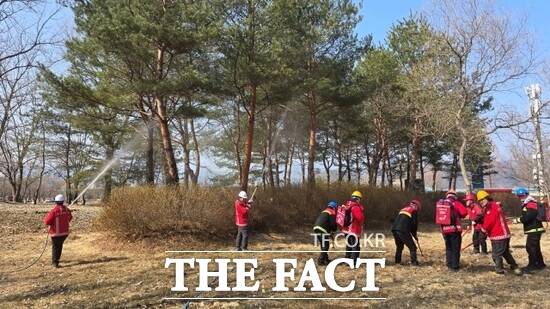 경기 가평군 산불전문예방진화대원들이 봄철을 앞두고 산불예방 전문교육을 받고 있다./가평군