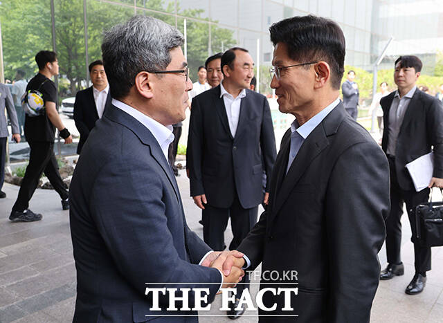 이날 송재혁 삼성전자 DS부문 최고기술책임자 사장(왼쪽)이 김문수 후보를 만나 악수하는 모습.