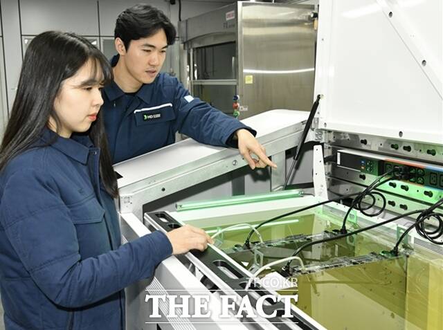 국내 정유업계가 업황 부진으로 1분기 실적이 저조한 가운데 윤활유 사업이 수익 방어 역할을 한 것으로 나타났다. HD현대오일뱅크 직원들이 액침냉각설비에 담긴 냉각유와 서버를 테스트하고 있다. /HD현대오일뱅크