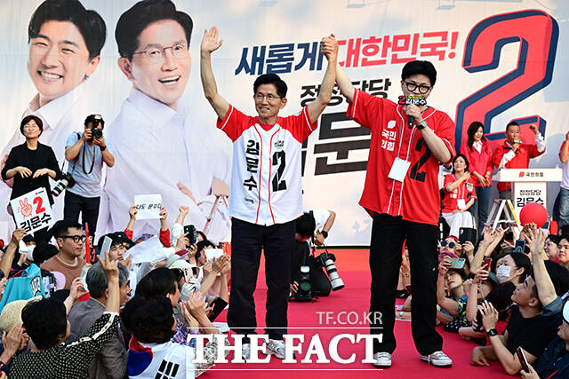 한동훈 전 대표는 이날 처음 김문수 후보의 유세에 함께 했다.