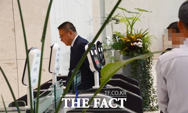 정진완 우리은행장이 26일 한국은행 본관에서 열린 이창용 한은 총재 주재 6개 은행 간담회에 참석하려고 보안 게이트를 통과하고 있다. /김태환 기자