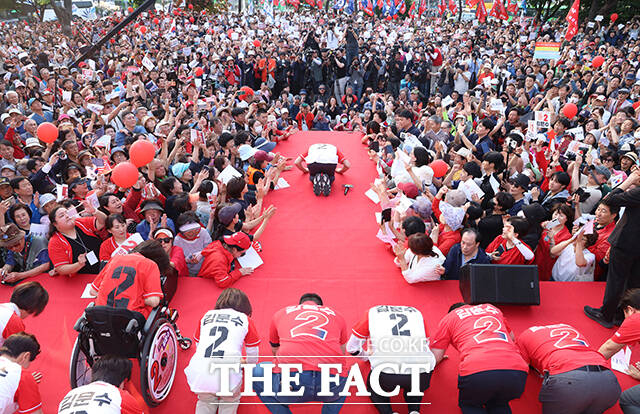 지지자들에게 큰절하는 김문수 후보.