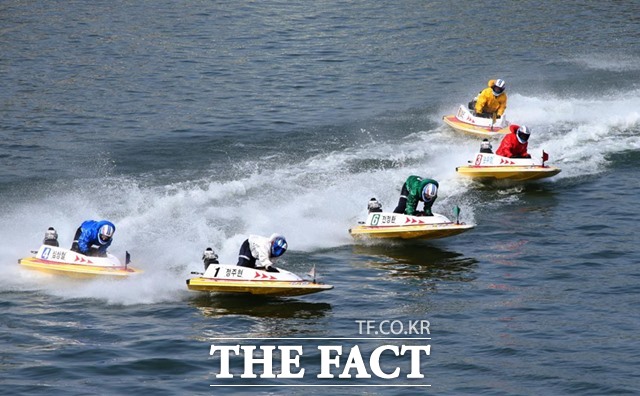 미사경정장에서 선수들이 턴마크를 돌며 치열한 경합을 벌이고 있다./국민체육진흥공단