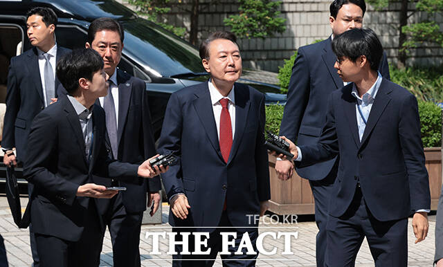 12·3 비상계엄 사태를 수사하고 있는 경찰이 계엄 당시 진행된 국무회의와 관련해 한덕수 전 국무총리와 이상민 전 행정안전부 장관을 동시에 조사하고 있다. 경찰은 복구된 윤석열 전 대통령의 비화폰(보안처리된 전화기) 서버를 확보한 뒤 윤 전 대통령 등 3명에 대한 비화폰 서버 내역이 원격으로 삭제된 사실을 발견하고 수사에 나섰다. 사진은 윤 전 대통령이 26일 오전 서울 서초구 서울중앙지방법원에서 열린 내란 우두머리 혐의, 직권남용 권리행사방해 혐의 사건 5차 공판에 출석하고 있는 모습. /사진공동취재단