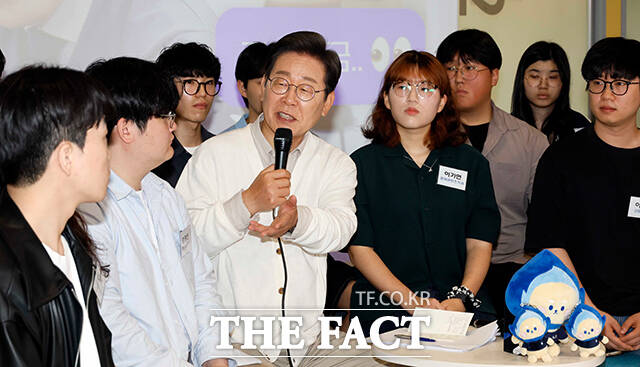 이재명 더불어민주당 대선 후보(가운데)가 25일 경기 수원시 아주대학교에서 열린 아주대와 함께하는 대학생 간담회에 참석해 학생들과 대화를 나누고 있다. /배정한 기자