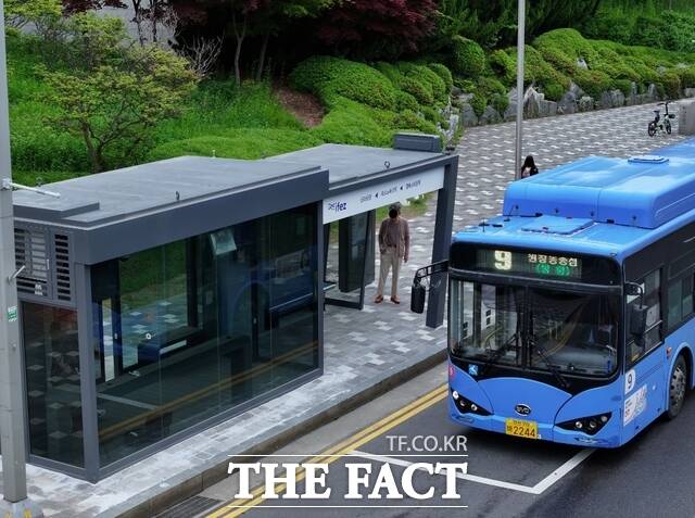 스마트 쉘터가 설치된 시내버스 정거장. /인천경제자유구역청