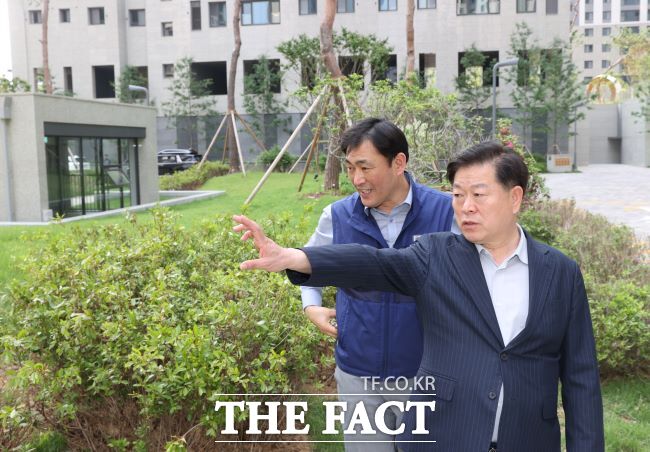 박승원 광명시장이 철산자이더헤리티지에서 사전 품질 점검을 진행하고 있다. /광명시