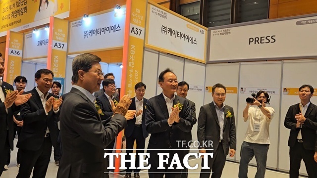 26일 서울 강남구 코엑스 2025 제1차 KB굿잡 우수기업 취업박람회 개막식에 참석한 이환주 국민은행장(가운데)과 이달곤 동반성장위원회 위원장(왼쪽)이 기념사진 촬영과 테이프 커팅식이 끝난 뒤 박람회장 투어를 통해 참가기업을 격려하고 있다. /코엑스=이선영 기자