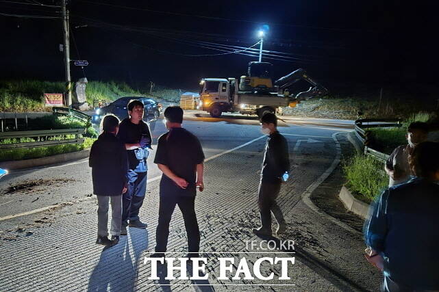 충남 공주시가 지난 22일 오후 7시 20분쯤 공주시 신풍면 화흥리 당진영덕고속도로 당진 방향에서 발생한 염산 수송 차량 전복 사고와 관련해 신속 대응하고 있다. /공주시