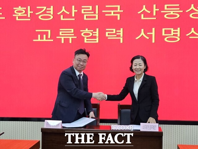 김영명 충남도 환경산림국장(왼쪽)이 26일 산둥성 생태환경청 관계자와 교류협력 서명 후 기념촬영을 하고 있다. /충남도