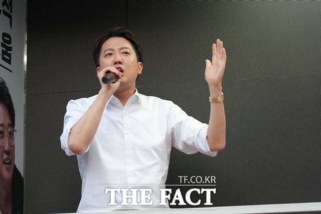 이준석 개혁신당 대선 후보가 당원들에게 단일화가 있다면 그 당의 후보(김문수)가 사퇴하는 것뿐이라며 완주 의지를 다졌다. 이 후보가 25일 오후 서울 송파구 석촌호수 유세 현장에서 연설을 하고 있다. /개혁신당