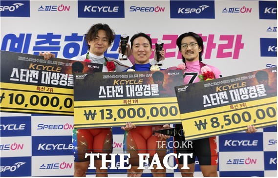 KCYCLE 스타전 특선급 결승전 입상자들이 기념사진을 촬영하고 있다. 사진 왼쪽부터 2위 정종진, 1위 임채빈, 3위 류재열./국민체육진흥공단