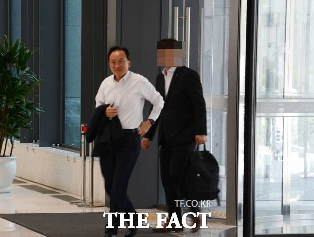 이환주 KB국민은행장이 26일 한국은행 본관에서 열린 이창용 한은 총재 주재 6개 은행 간담회에 참석하고 있다. /김태환 기자