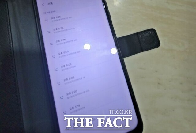 사망한 교사는 자신이 가르치던 학생 가족으로부터 개인 휴대전화로 수 차례 민원을 받은 것으로 알려졌다. 사진은 지난 22일 오전 제주 한 중학교에서 숨진 채 발견된 교사가 생전 학생 측 민원인으로부터 받은 전화 내역. / 뉴시스