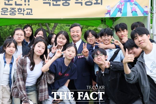 의왕 Youth Festa 오아시스에서 김성제 의왕시장이 청소년들과 기념 촬영하고 있다. /의왕시청소년재단