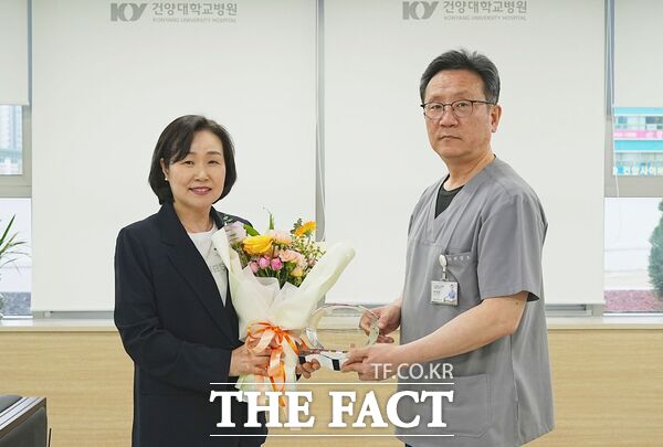 배장호 건양대병원 의료원장(오른쪽)이 김연숙 건강보험심사평가원 대전충청본부장(왼쪽)에게 공로패를 전달하고 있다. /건양대병원