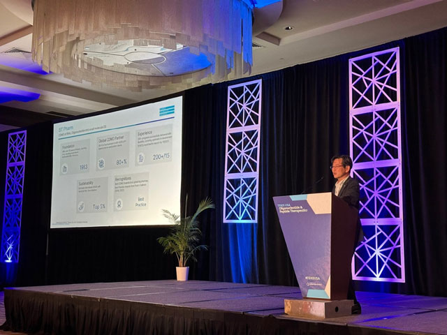 최석우 에스티팜 사업본부 본부장이 TIDES USA 2025에서 RNA 기반 치료제 플랫폼 사업 전반에 대한 기술력과 경쟁력을 소개하고 있다. /에스티팜