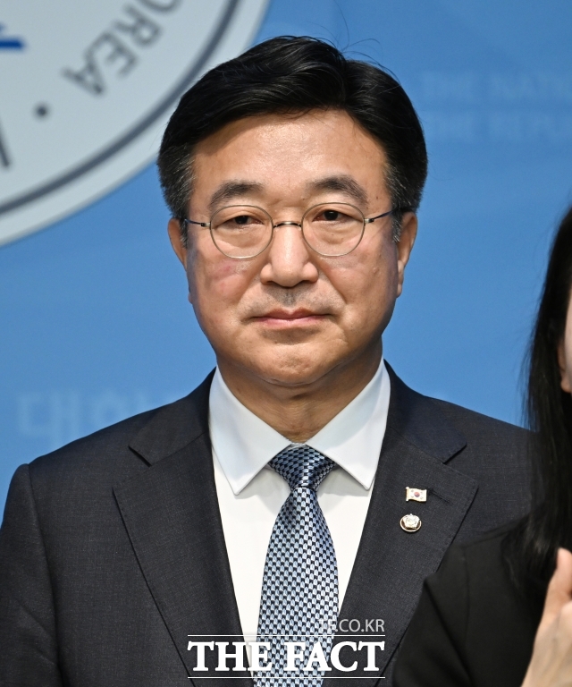 더불어민주당 중앙선거대책위원회가 26일 대법관 100명 증원법과 비법조인 대법관 임명법의 법안 철회를 지시한 배경에 대해 선대위 회의에서 선대위원장들이 더 깊이 논의하고 결정한 사항이라고 밝혔다. /박헌우 기자