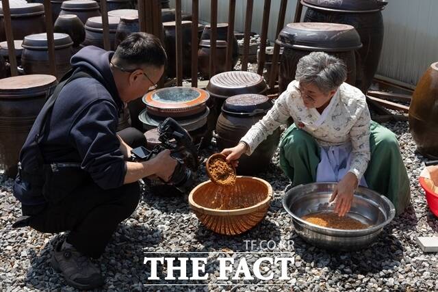 충남도가 구기자주의 무형유산 전승을 위해 관계자가 영상을 제작하고 있다. /충남도