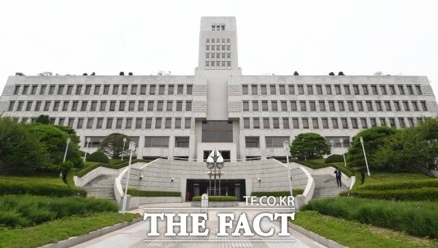 여기에 대법원과 헌재가 장기간 갈등해 온 KSS해운 세금 사건도 최근 헌재 전원재판부에 회부되며 갈등은 더 수면 위로 떠올랐다. 사진은 대법원 전경. /더팩트 DB