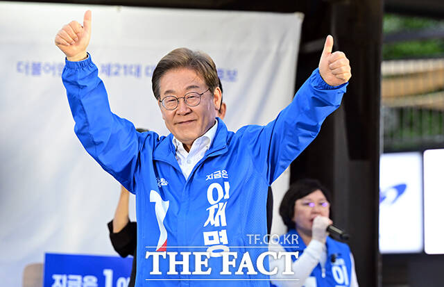 이재명 더불어민주당 대통령 후보는 6·3 대통령 선거를 8일 앞둔 26일 수원을 찾아 조선의 왕 정조의 리더십을 강조하며 지지를 호소했다. ./임영무 기자