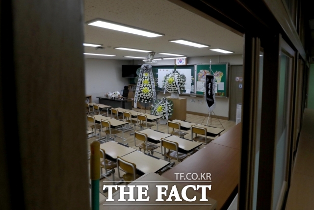 학교 민원 대응체계 개선을 요구하는 교육계 목소리가 커지고 있다. 사진은 서울 서이초등학교 교사의 49재인 2023년 9월 4일 오전 서울 서초구 서이초등학교 숨진 교사의 교실에 화환이 놓인 모습. /더팩트 DB