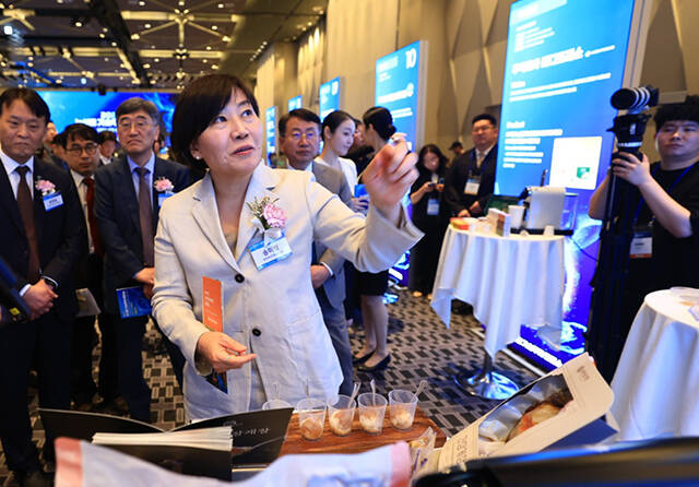 26일 서울 용산구 드래곤시티에서 열린 2025 농식품 기술투자 로드쇼에서 송미령 농식품부 장관이 현장을 둘러보고 있다./농식품부