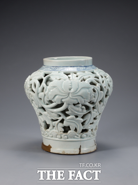 백자 투각 모란무늬 항아리. /논산시